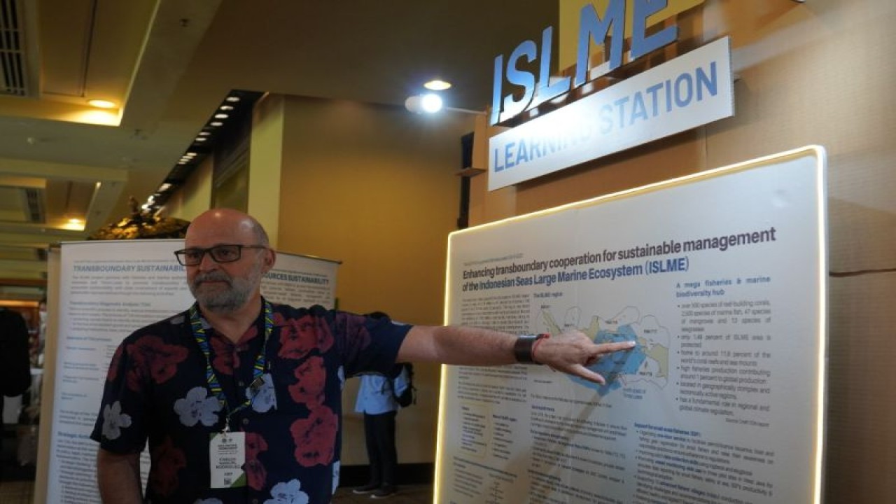 CEO dan ketua GEF Carlos Manuel Rodriguez saat lokakarya GEF se-Asia dan Pasifik di Nusa Dua, Bali, Selasa (10/1/2023) memperlihatkan FAO ISLME, salah satu proyek FAO dan KKP RI, yang mendapat dukungan dana dari GEF. FAO/Harriansyah