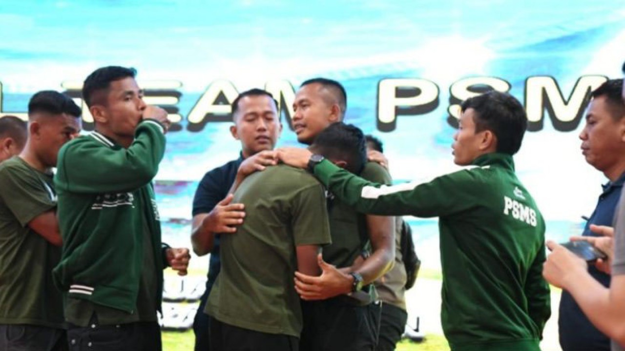 Pemain PSMS saling berpelukan pasca managemen memutuskan membubarkan tim menyusul dihentikannya Liga 2 (ANTARA/HO)