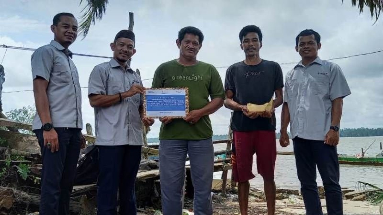 PT Timah Tbk menyerahkan bantuan pembangunan rumah tempat pemasaran ikan nelayan Tanjung Niur Bangka Barat. (Humas PT Timah Tbk)