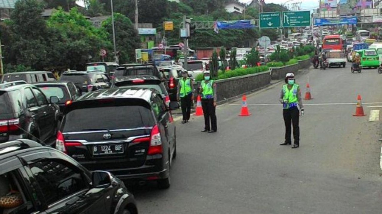 Rekayasa lalulintas sistem satu arah (oneway) diberlakukan di kawasan Jalur Puncak, Kabupaten Bogor, Jawa Barat (Jabar), ke arah Puncak.  (NTMC Polri)