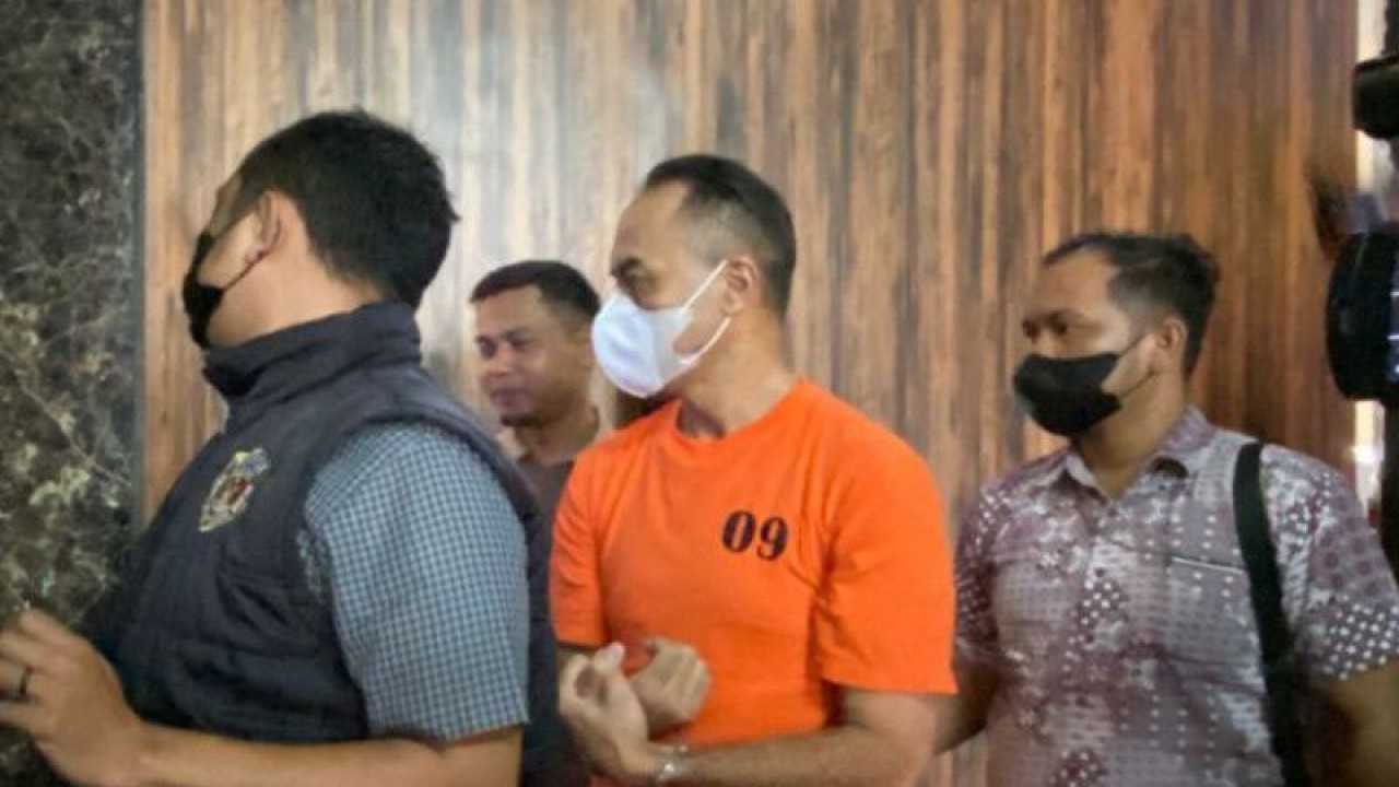Petugas polisi menahan tersangka penganiaya anak kandung, Raden Indrajana Sofiandi (RIS) di Polres Metro Jakarta Selatan, Rabu (25/1/2023). ANTARA/ Luthfia Miranda Putri
