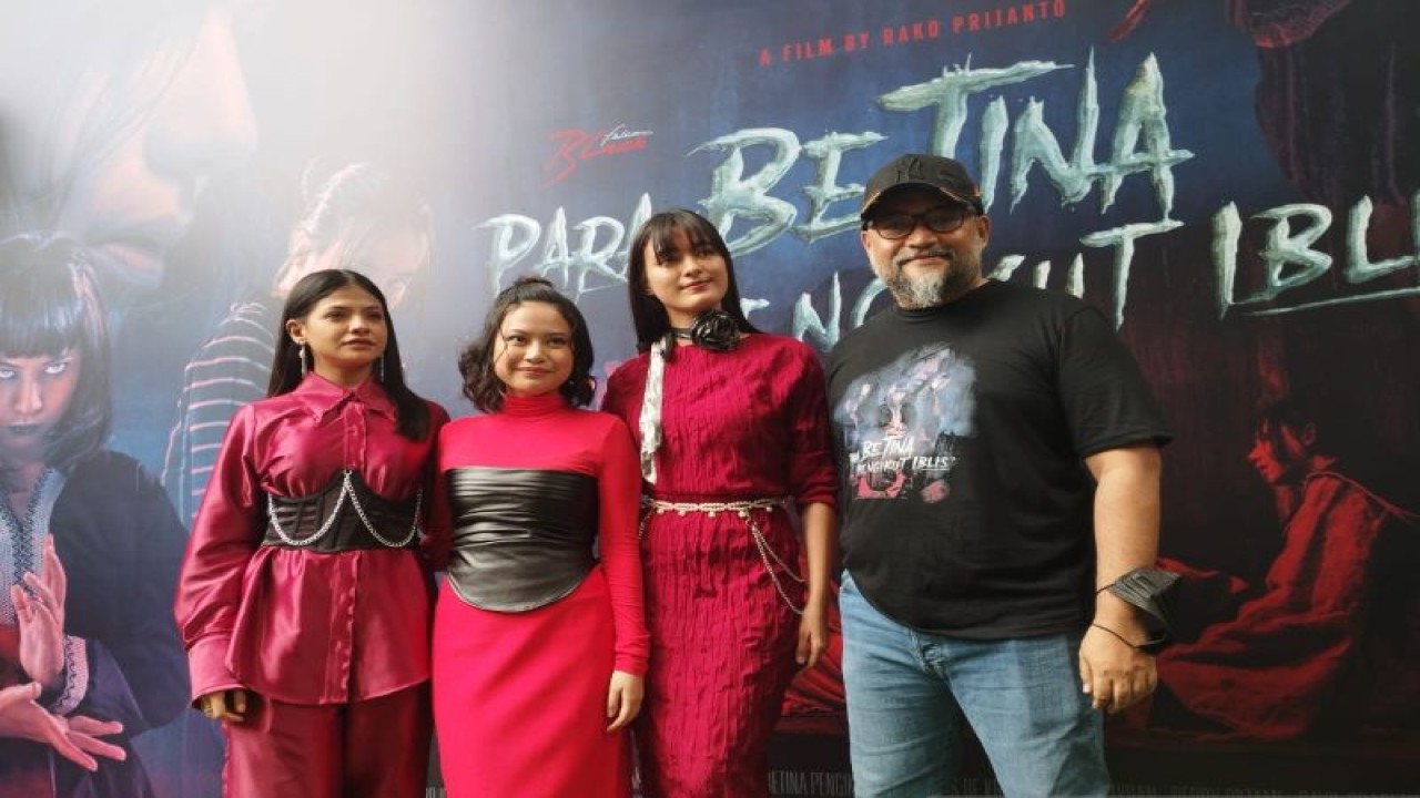 Sutradara Rako Prijanto (kanan) bersama ketiga pemeran utama film horor “Para Betina Pengikut Iblis” (dari kanan ke kiri), Mawar De Jongh, Hanggini, dan Sara Fajira saat acara "media briefing" di kantor Falcon Pictures, Jakarta, Jumat (27/01/2023). (ANTARA/Rizka Khaerunnisa)