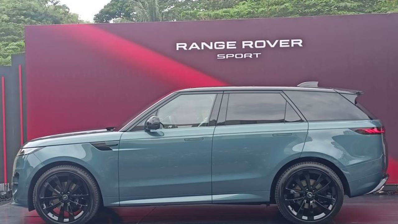 Tampilan Range Rover Sport bermesin hybrid saat diluncurkan di kawasan Jakarta Selatan, Selasa (17/1/2023) (ANTARA/Fathur Rochman)