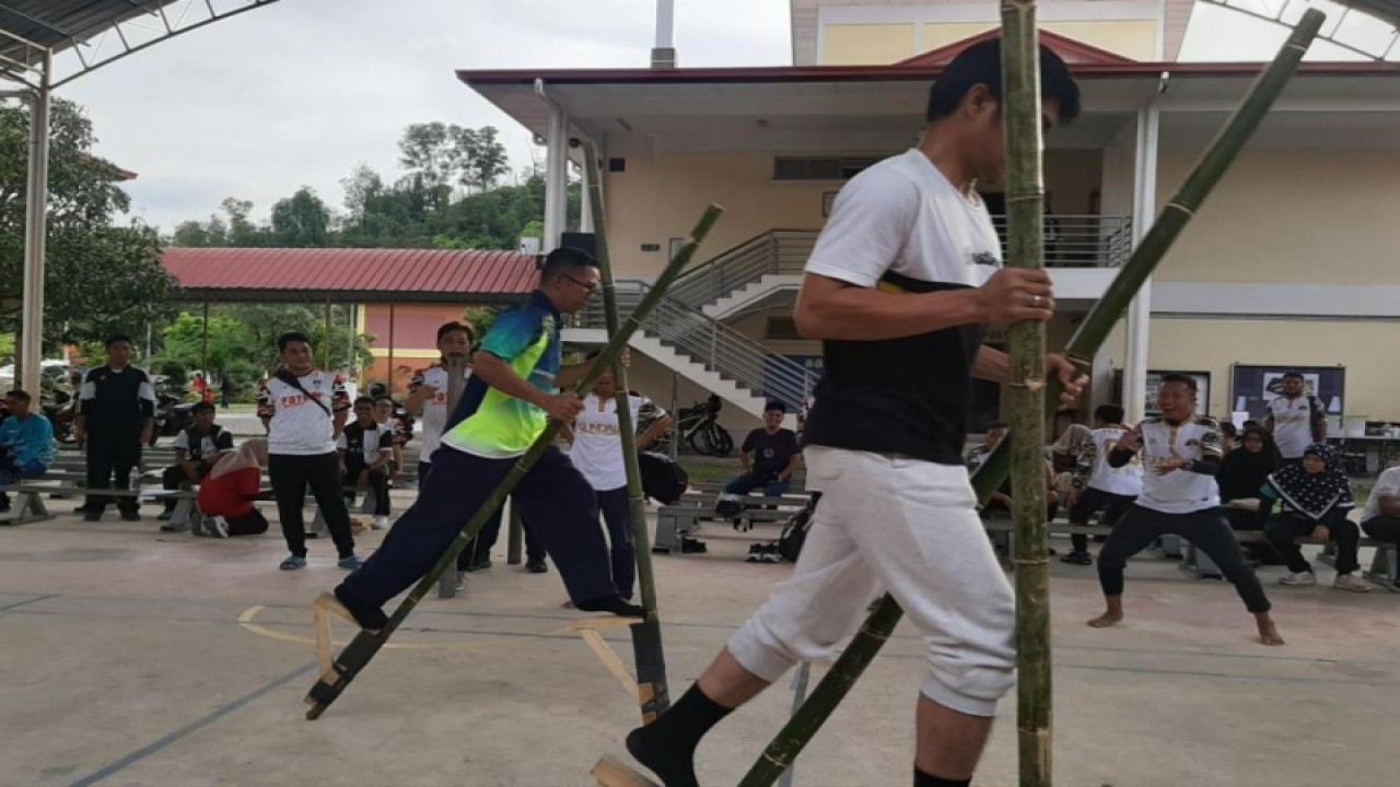 Guru-guru CLS mengikuti Festival Olahraga Permainan Tradisional Guru Indonesia di Malaysia (FOTGIM) yang diselenggarakan Sekolah Indonesia Kota Kinabalu (SIKK), Kota Kinabalu, Sabah, Malaysia, Sabtu (21/1/2023). (ANTARA/HO-SIKK)