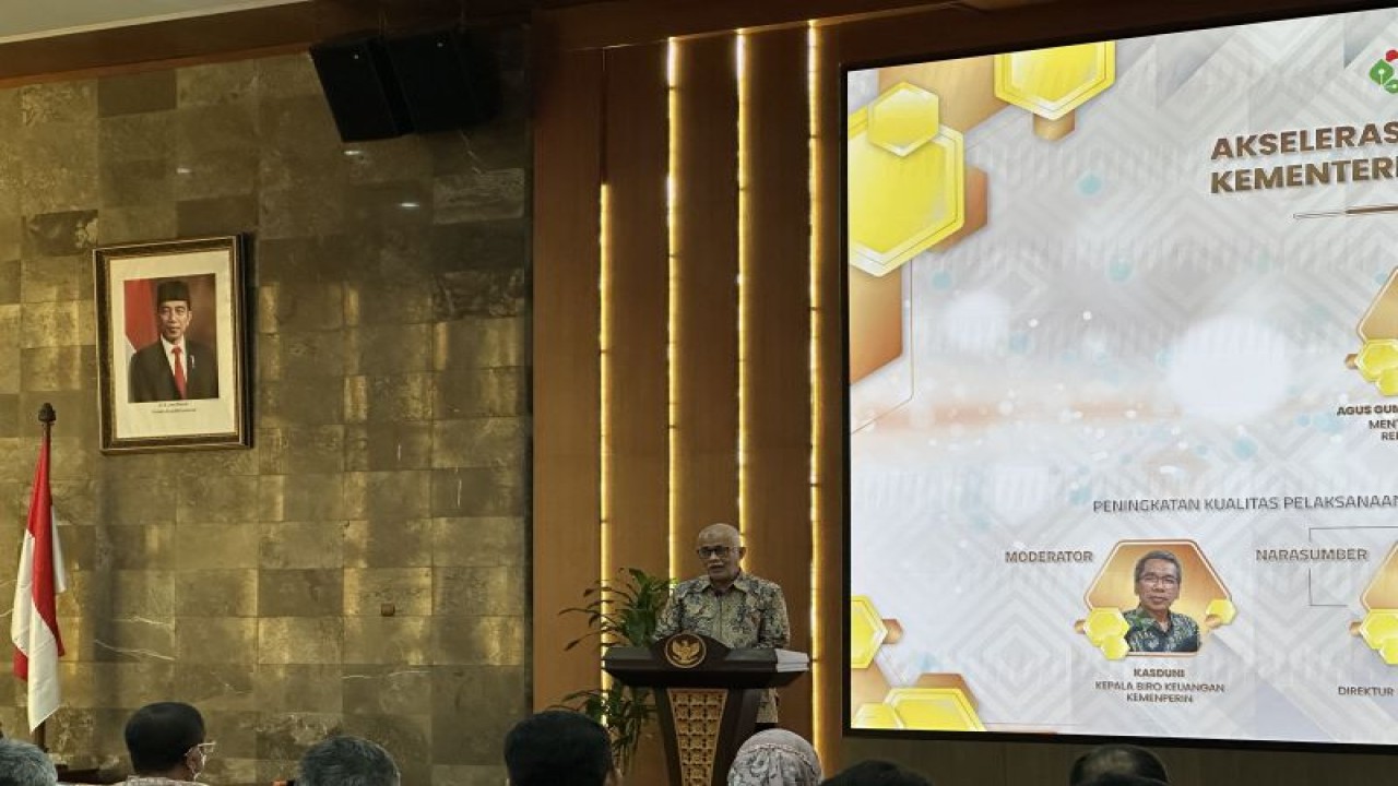 Sekretaris Jenderal Kementerian Perindustrian Dody Widodo saat memberikan sambutan lada Kick Off Pelaksanaan Anggaran Kemenperin Tahun Anggaran 2023 di Jakarta, Rabu. (ANTARA/ Sella Panduarsa Gareta)