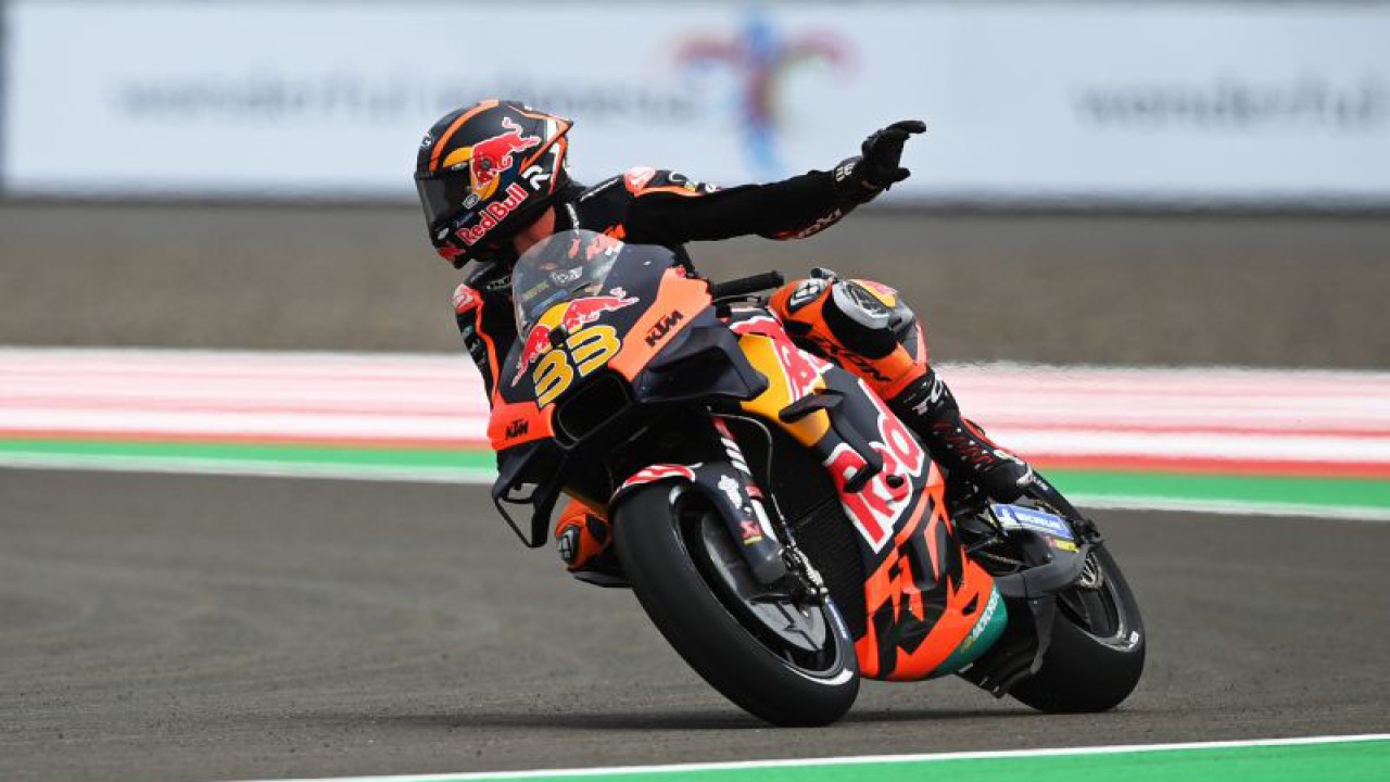 Arsip - Pembalap Red Bull KTM Factory Racing Brad Binder memacu kecepatan sepeda motornya saat sesi latihan bebas 1 MotoGP seri Pertamina Grand Prix of Indonesia 2022 di Pertamina Mandalika International Street Circuit, Lombok Tengah, NTB, Jumat (18/3/2022). Ajang balapan MotoGP seri kedua 2022 tersebut berlangsung pada 18-20 Maret 2022. ANTARA FOTO/Andika Wahyu/foc.