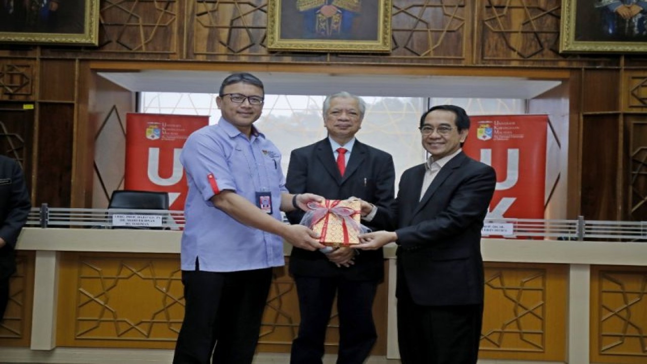 Rektor Unhas Prof Dr Jamaluddin Jompa (kanan) dan Naib Canselor UKM Prof Dato Gs. Ts Dr Mohd Ekhwan Toriman (kiri) pada acara penandatangan MoU di UKM Malaysia. ANTARA/HO-Unhas