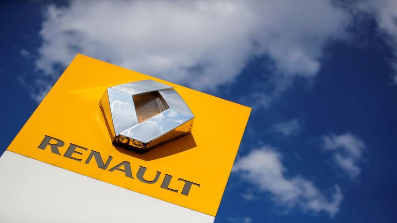 Ilustrasi. Logo produsen mobil Renault terlihat di sebuah diler di Paris, Prancis, 15 Agustus 2021. (Dok/Sarah Meyssonnier/Reuters)