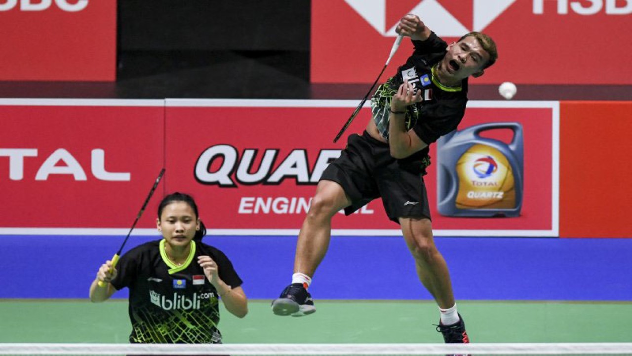 Arsip - Ganda campuran Indonesia Rinov Rivaldy (kanan) dan Pitha Haningtyas Mentari mengembalikan kok ke ganda campuran Jepang Yuta Watanabe dan Arisa Higashino pada pertandingan babak kedua Kejuaraan Dunia Bulu Tangkis 2019 di St. Jakobshalle, Basel, Swiss, Selasa (20/8/2019). Pasangan Rinov/Pitha gagal melaju kebabak 16 besar usai kalah dengan skor 13-21, 21-19, 16-21. ANTARA FOTO/Hafidz Mubarak/pd.
