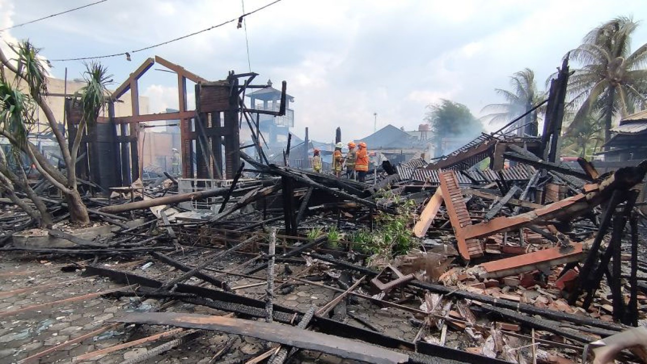 Petugas pemadam kebakaran melakukan pendinginan di RM Ampera yang hangus terbakar di Jalan Soekarno-Hatta Kota Bandung, Jawa Barat, Kamis (12/1/2023). (ANTARA/Bagus Ahmad Rizaldi)