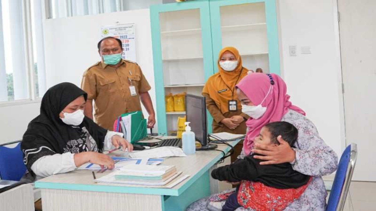 Seorang ibu memeriksakan anak di klinik tumbuh kembang anak RSUD Tidar Kota Magelang. ANTARA/HO-Bagian Prokompim Kota Magelang