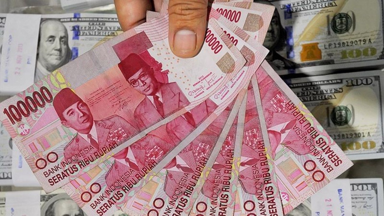 Ilustrasi - kertas pecahan seratus ribu rupiah dan tumpukan dolar pada cash center bank di Jakarta. ANTARA FOTO/Yudhi Mahatma/ed/pd/aa.
