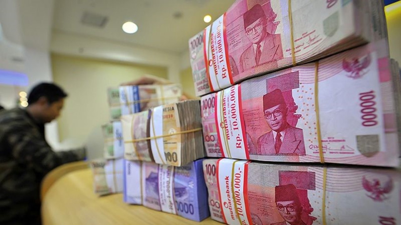 Ilustrasi - Tumpukan uang kertas rupiah pada salah satu bank di Jakarta. ANTARA FOTO/Yudhi Mahatma/ss/mes/aa.