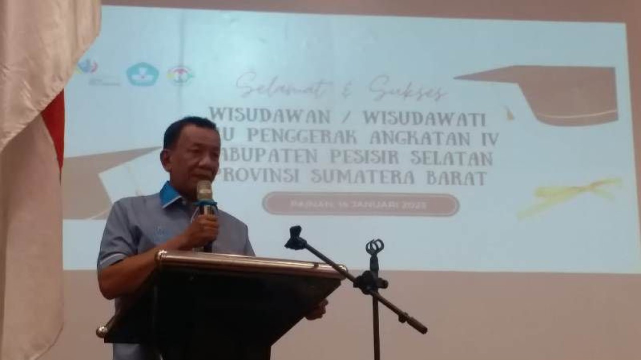 Bupati Pesisir Selatan Rusma Yul Anwar ketika memberikan sambutan wisuda 100 orang guru penggerak angkatan IV di Painan. (ANTARA/HO)