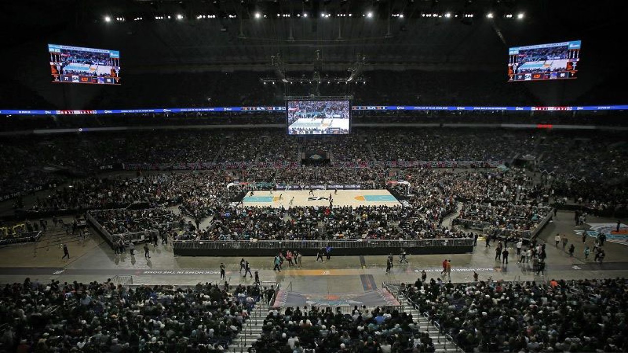 Tampak luas suasana pertandingan antara San Antonio Spurs menjamu Golden State Warriors di Alamodome, Texas, Amerika Serikat, Jumat (13/1/2023) waktu setempat, yang memecahkan rekor NBA dengan jumlah 68.323 penonton. (ANTARA/AFP/GETTY IMAGES/Ronald Cortes)