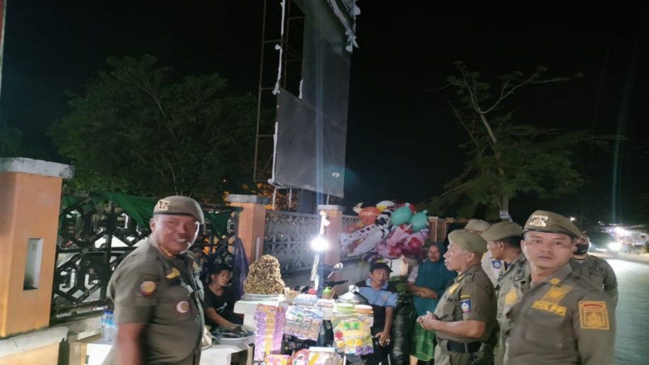 Anggota Satpol PP Lombok Tengah, Nusa Tenggara Barat saat melakukan penertiban PKL depan RSUD Praya, Selasa (17/1/2023). (FOTO ANTARA/Humas Satpol PP Lombok Tengah)