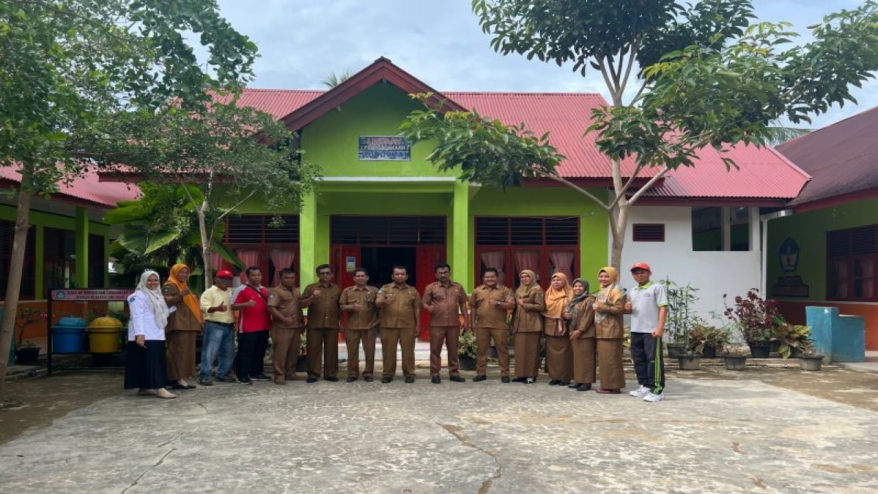 Jajaran dari Dinas Pendidikan dan Kebudayaan Pesisir Selatan bersama pihak sekolah di depan gedung yang dibangun melalui DAK 2022. (ANTARA/HO)