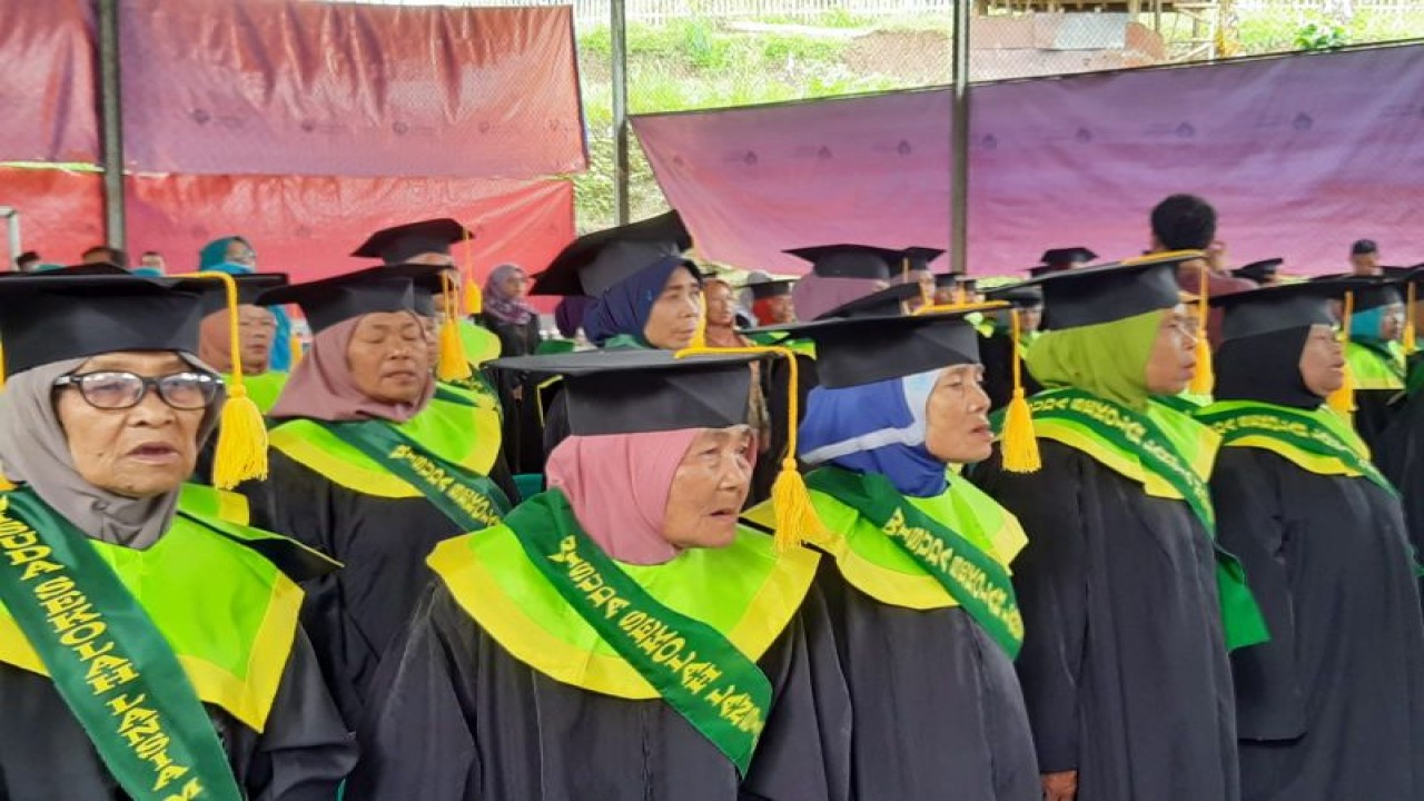 Sejumlah lansia mengikuti wisuda yang digelar oleh BKKBN Perwakilan Jawa Tengah. (ANTARA/HO-BKKBN)