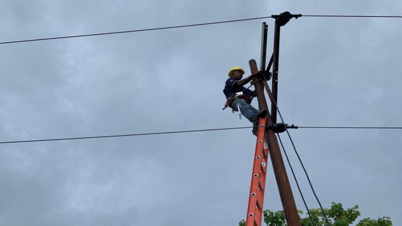 Petugas PLN bergerak cepat memulihkan 100 persen sistem kelistrikan di Kabupaten Kepulauan Tanimbar Provinsi Maluku pasca gempa berkekuatan 7,5 yang terjadi pada Selasa (10/1). ANTARA/Ho- Humas PLN UIW MMU.