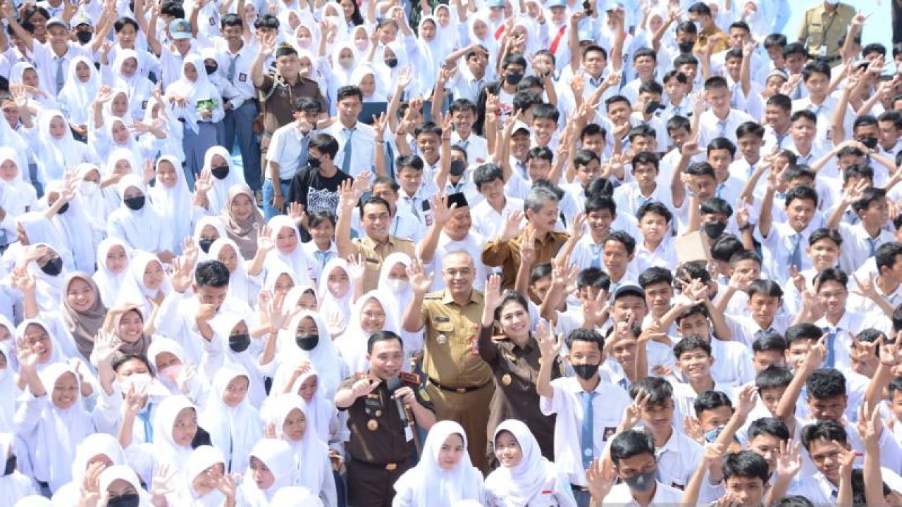 Ratusan pelajar yang merupakan perwakilan dari seluruh sekolah menengah kejuruan (SMK) di wilayah Kabupaten Tangerang, Banten menggelar deklarasi damai atau anti tawuran dan kekerasan pelajar bertepatan di SMK Yapisda Cisoka, Senin. (HO/Pemkab Tangerang)