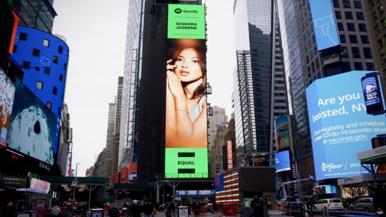 Wajah solois Shakira Jasmine terpampang menghiasi Billboard Times Square New York, Amerika Serikat selaku perwakilan dari Indonesia di program EQUAL , 17 Januari 2023. (ANTARA/HO-musicastudio's)