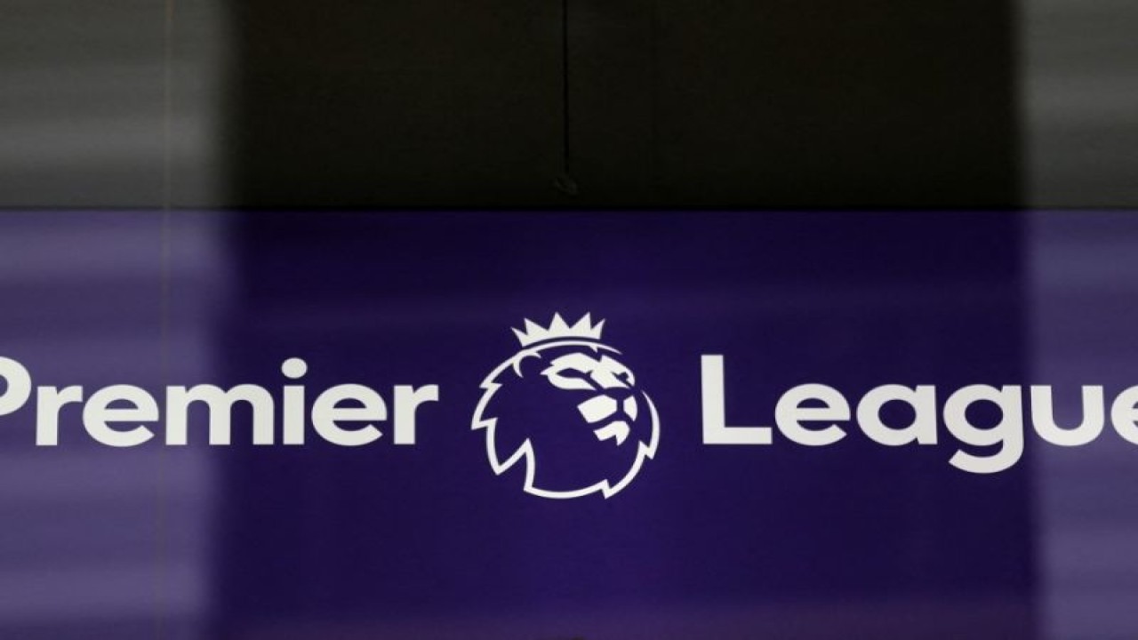 Logo Liga Premier Inggris tergambar dalam pintu kaca kantor pusat Liga Premirr di London pada 13 Maret 2020. (Photo by Isabel Infantes / AFP) (AFP/ISABEL INFANTES)