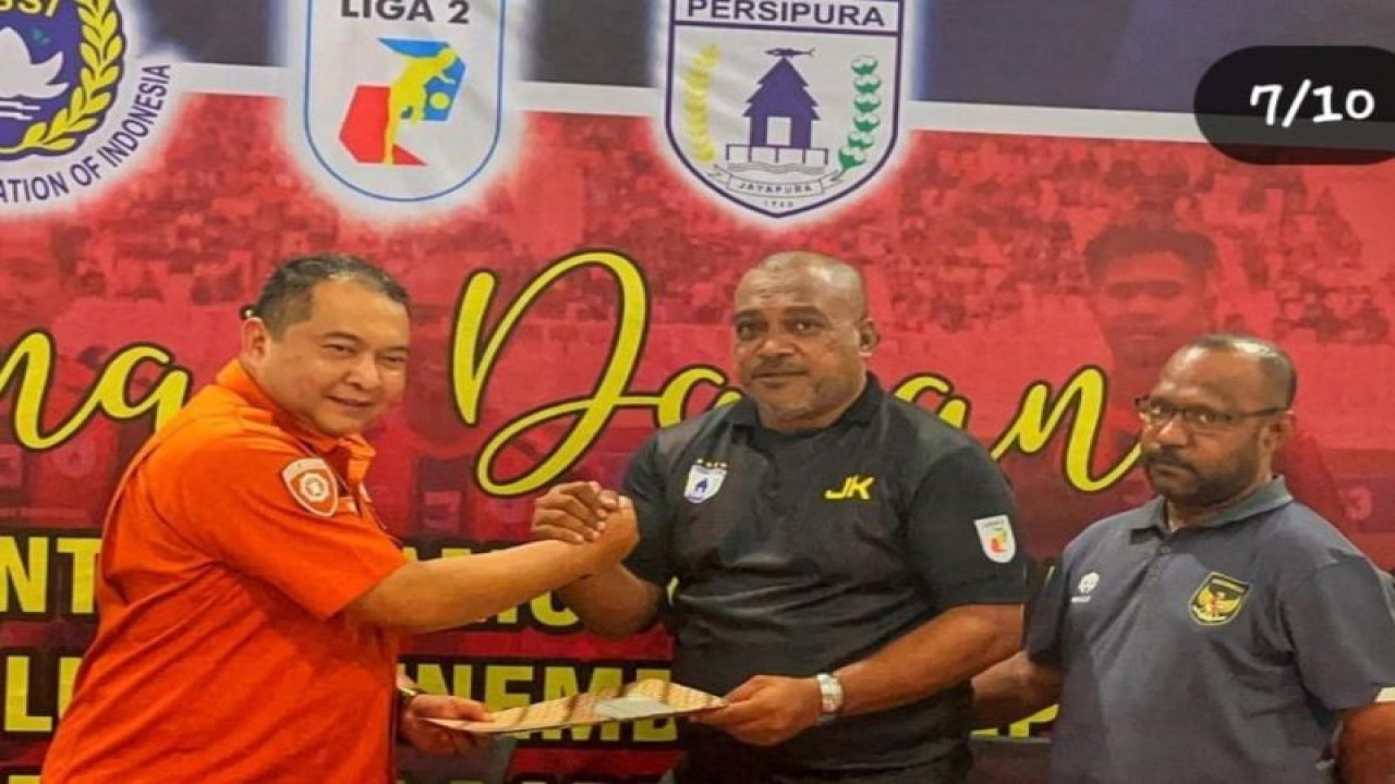 Ketua Panpel Persipura Jayapura Jack Komboy (kanan) saat menerima hasil penilaian Stadion Lukas Enembe dari tim Mabes Polri (ANTARA/HO-Media officer Persipura Jayapura)