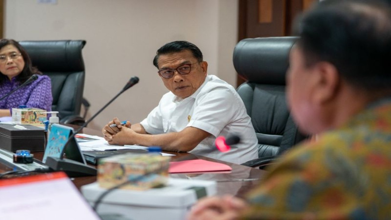 Kepala Staf Kepresidenan Moeldoko saat memimpin rapat koordinasi terkait perkembangan terkini proses hukum tragedi Kanjuruhan di Gedung Bina Graha, Jakarta, Rabu (11/1/2023). (ANTARA/HO-KSP)
