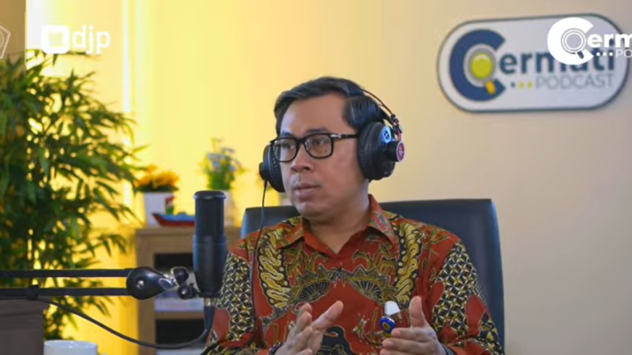 Staf Khusus Menteri Keuangan Bidang Komunikasi Strategis Yustinus Prastiowo dalam "Podcast Cermati Episode 7" yang dipantau secara daring di Jakarta, Kamis (19/01/2023). (ANTARA/Agatha Olivia Victoria)