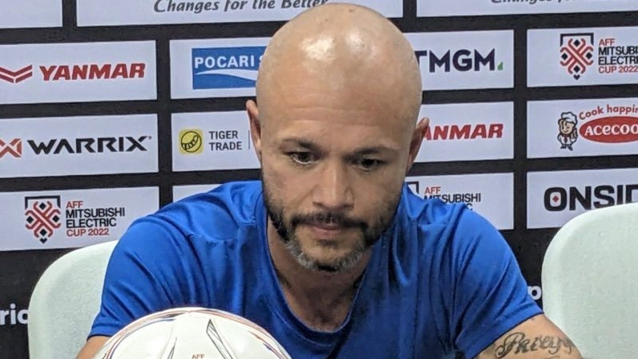 Kapten tim nasional Filipina Stephan Schrock memberikan pernyataan kepada media pada konferensi pers sebelum laga Grup A Piala AFF 2022 kontra Indonesia di Stadion Rizal Memorial, Manila, Filipina, Minggu (1/1/2023). (ANTARA/Michael Siahaan)