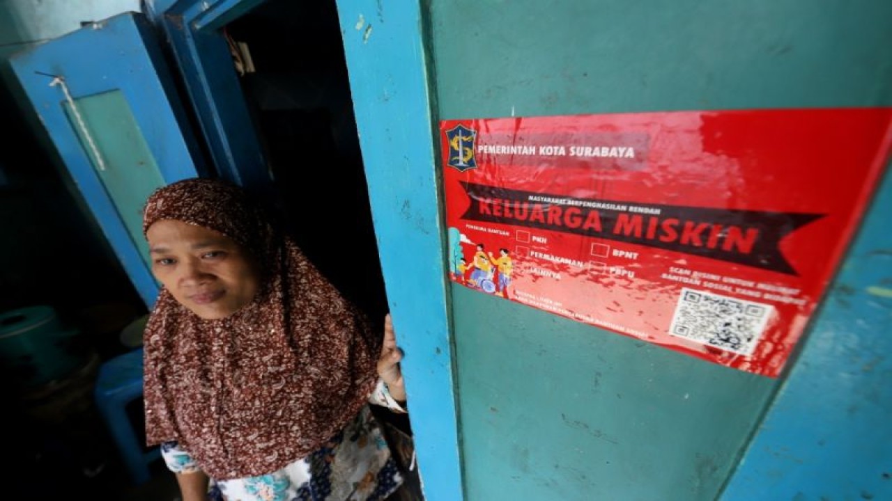 Arsip Foto. Stiker penanda ditempel di rumah keluarga miskin penerima bantuan sosial di Kota Surabaya, Provinsi Jawa Timur, Rabu (28/12/2022). (ANTARA/HO-Diskominfo Surabaya)