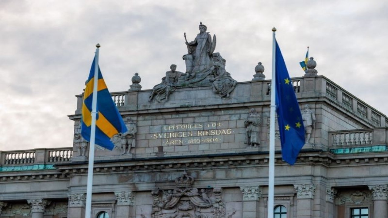 Arsip - Bendera Swedia dan Uni Eropa terpasang di depan gedung parlemen Swedia. (Xinhua)