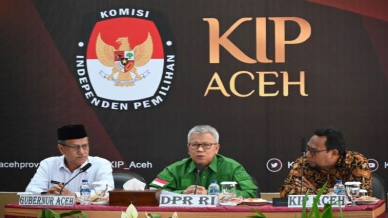 Wakil Ketua Komisi II DPR RI Syamsurizal saat memimpin pertemuan dengan Ketua KIP, Ketua Panwaslih Provinsi Aceh beserta jajaran, Rabu (25/1/2023). (Anne/nr)