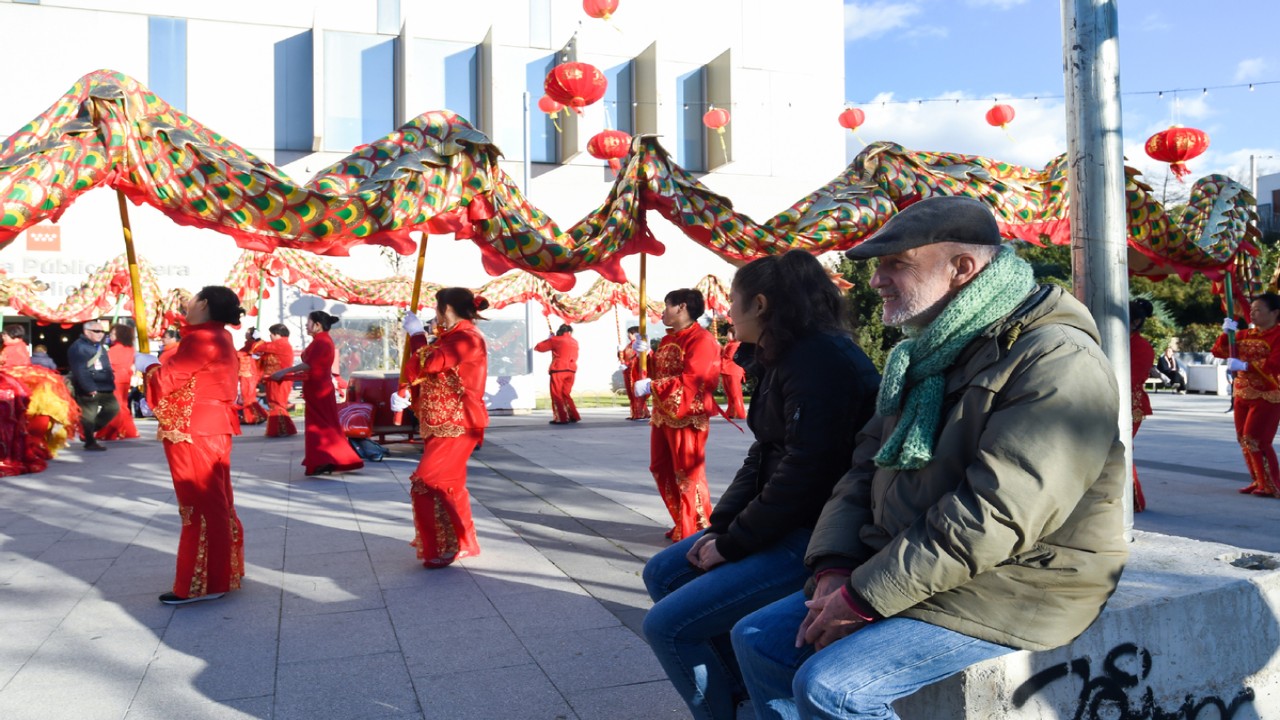 Orang-orang merayakan Tahun Baru Imlek di Madrid, Spanyol, pada 20 Januari 2023. (Istimewa/Xinhua)