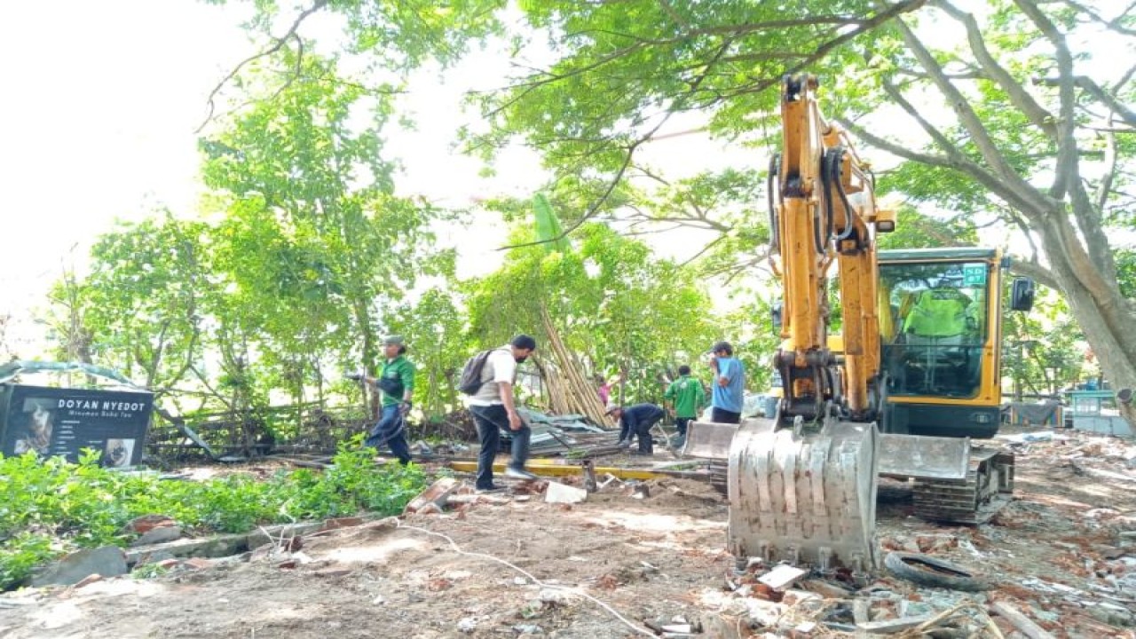 Sejumlah orang di areal hutan kota di Taman Udayana Kota Mataram, Provinsi Nusa Tenggara Barat, segera ditata menjadi hutan kota yang lebih representatif. (ANTARA/Nirkomala)