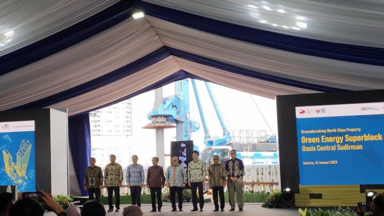 Peletakan batu pertama Green Energy Superblock Oasis Central Sudirman di Jakarta, Selasa (31/1/2023) yang dibangun atas kerja sama PT Taspen (Persero) dan Mitsubishi Estate Co. (ANTARA/Ade Irma Junida)