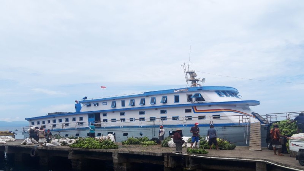 Aktivitas pelayaran antar-pulau di Pelabuhan Ahmad Yani Ternate (Abdul Fatah)