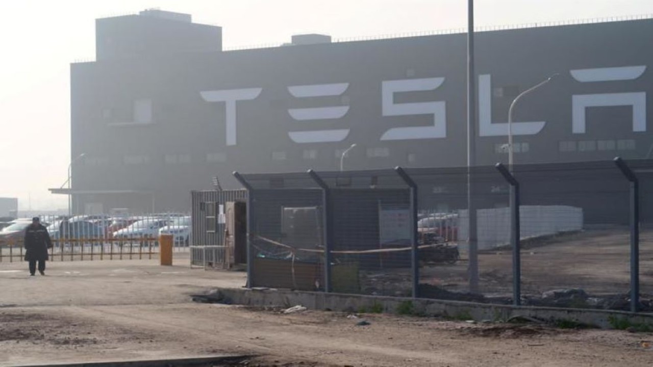 Logo Tesla terlihat di Gigafactory Shanghai sebelum upacara pengiriman kendaraan listrik di Shanghai, China, pada 30 Desember 2019. (Yilei Sun/Reuters)
