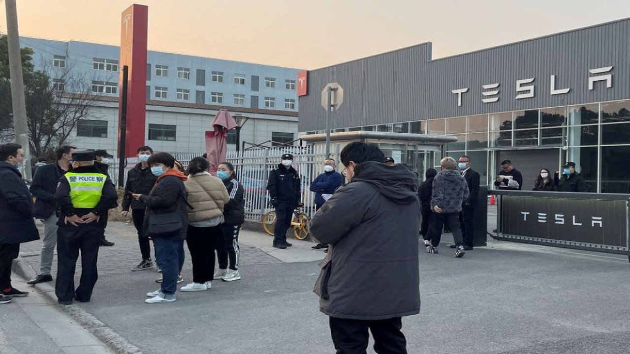Orang-orang memprotes di ruang pamer Tesla di Chengdu, Sichuan, China, dirilis 6 Januari 2023 dalam gambar dari media sosial. (Reuters)