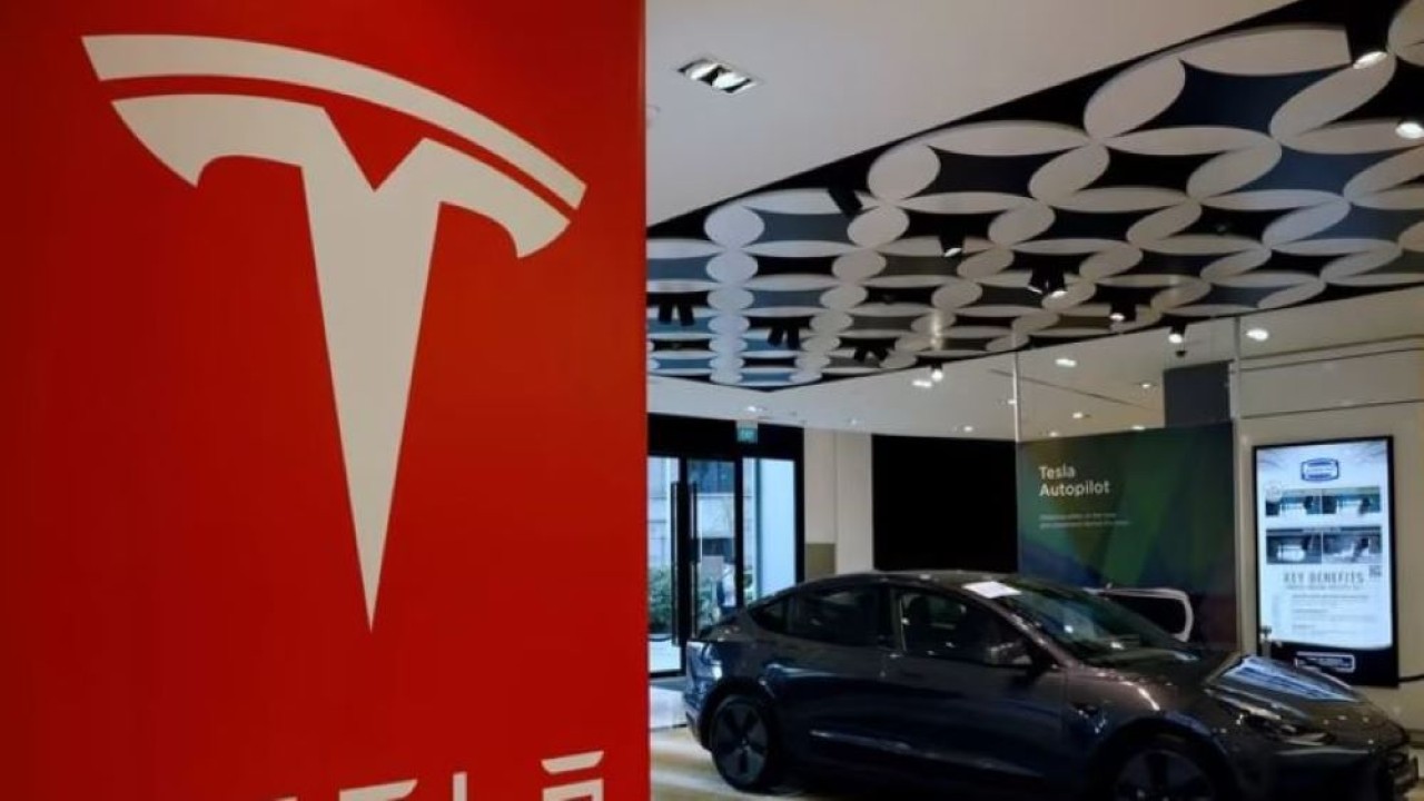 Sebuah mobil Tesla model 3 terlihat di showroom mereka di Singapura pada 22 Oktober 2021. (Edgar Su/Reuters)