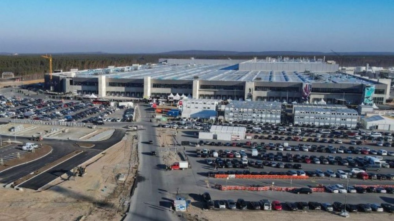 Tesla siap untuk meningkatkan kapasitas produksi di Gigafactory mereka di Jerman. (Arena EV)
