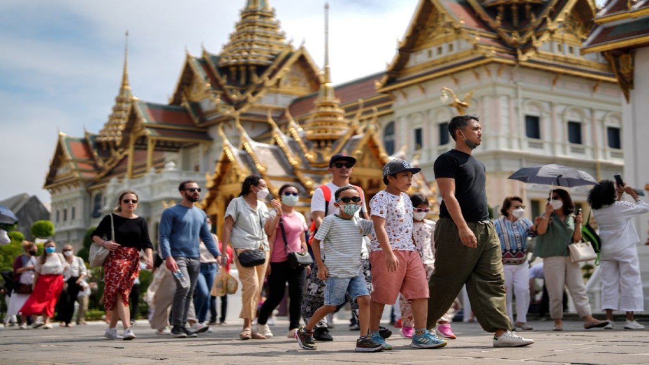 Turis asing mengunjungi Grand Palace di Bangkok, Thailand, pada 7 Januari 2023. (Athit Perawongmetha/Reuters)