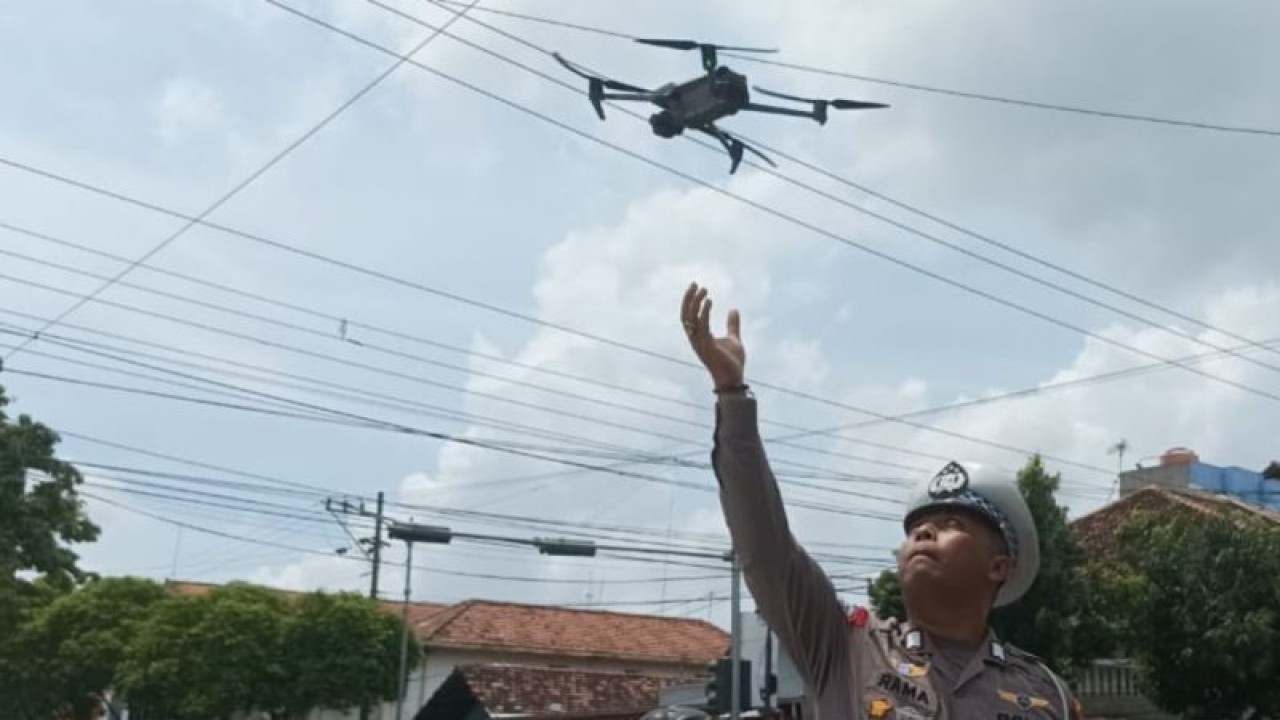 Saat uji coba tilang elektronik atau elektronic traffic law enforecement (ETLE) menggunakan drone Jalan Ramelan Kudus, Jawa Tengah. ANTARA/Akhmad Nazaruddin Lathif