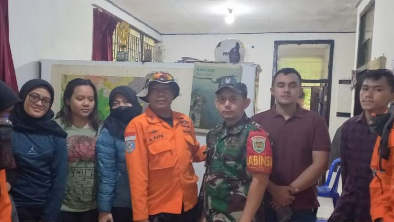 Tim SAR gabungan pada Kamis (26/1/2023) berhasil menemukan sembilan pendaki yang dilaporkan hilang kontak saat mendaki Gunung Gede melalui Jalur Ciputri, Kecamatan Pacet, Kabupaten Cianjur, Provinsi Jawa Barat.(ANTARA/HO Basarnas)