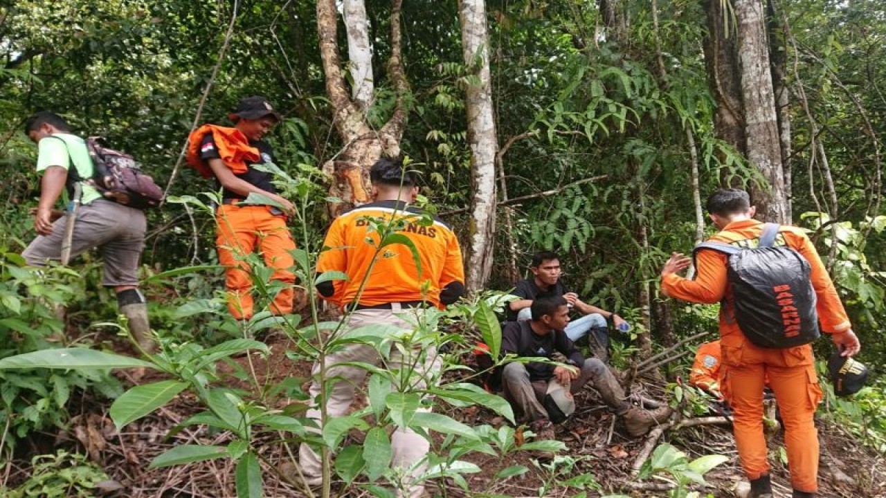 Tim SAR mencari seorang kakek di Kerinci yang hilang di kebun kaya manisnya sejak Rabu lalu (18/1/2023). (ANTARA/HO/Basarnas)