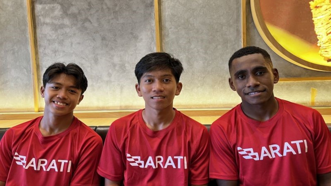 (Ki-ka) Pemain Timnas U-16 Indonesia Femas Aprian Crespo, Figo Denis Saputra Ananto, dan Muhammad Iqbal Gwijangge berfoto bersama di sela acara Tay’s Baker BARATI Grassroot Football Fest di Jakarta, Minggu (29/1/2023). (ANTARA/Arnidhya Nur Zhafira)