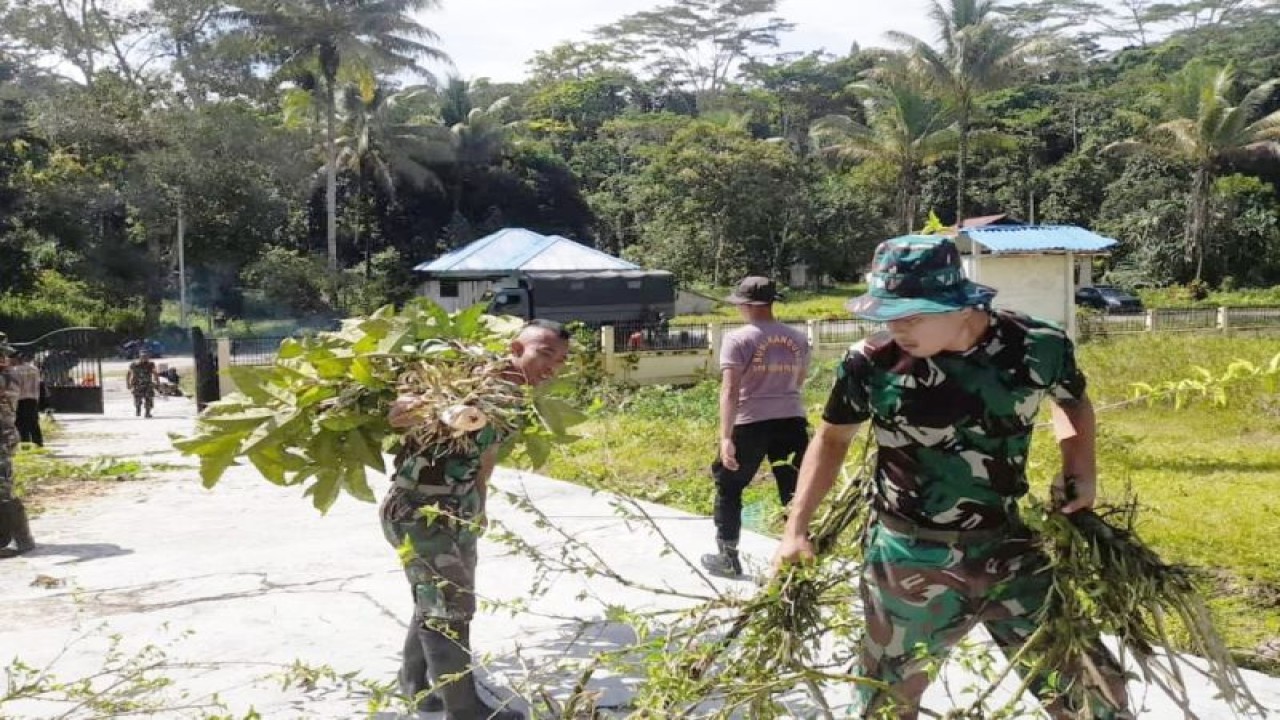 Pembersihan lokasi sekolah dasar di Aifat Timur Kabupaten Maybrat oleh TNI dan Polri (ANTARA/HO PENDAM XVIII KASUARI)