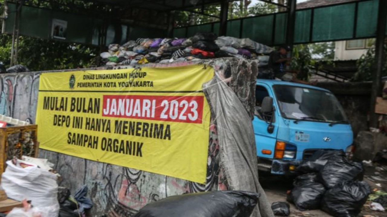 Petugas duduk di atas truk sampah di tempat pembuangan sampah sementara Gondomanan, Yogyakarta, Kamis (29/12/2022). Pemerintah Kota Yogyakarta mengeluarkan surat edaran Wali Kota Yogyakarta tentang Gerakan Zero Sampah Anorganik dan menghimbau masyarakat untuk mengelola sampah anorganik secara mandiri atau melalui bank sampah mulai Januari 2023. (ANTARA FOTO/Hendra Nurdiyansyah/rwa.)