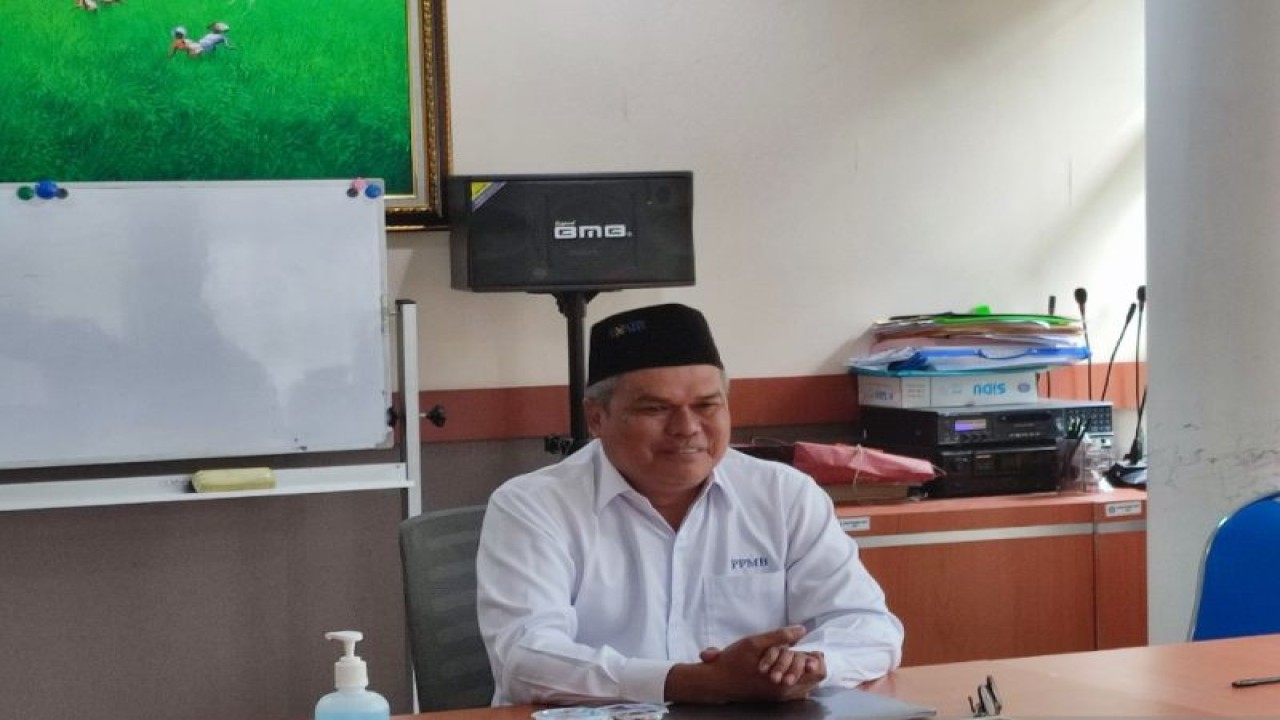 Ketua Pusat Penerimaan Mahasiswa Baru (PPMB) Universitas Airlangga Achmad Solihin ditemui di Surabaya, Jumat (27/1/2023). (ANTARA/ Willy Irawan)