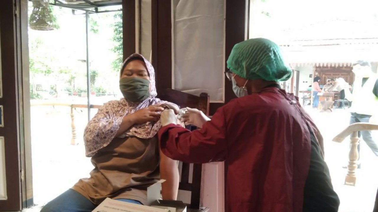 Arsip petugas medis menyuntikkan vaksinasi COVID-19 di salah satu pos vaksinasi bersama di Pasar Minggu, Jakarta Selatan, Rabu (14/7/2021). ANTARA/Dewa Ketut Sudiarta Wiguna
